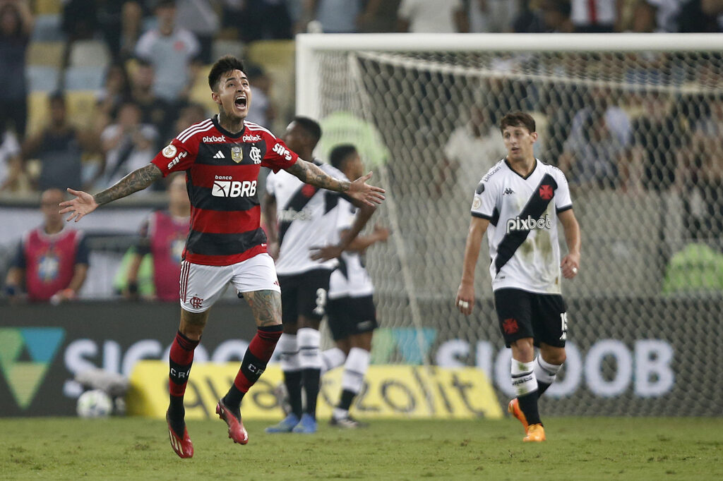 Pulgar comemora gol pelo Flamengo sobre o Vasco