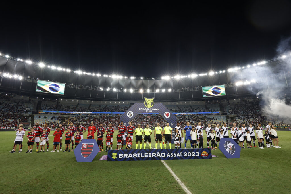 Flamengo e Vasco em campo em jogo pelo Campeonato Brasileiro no Maracanã; exigencia do clube fez Conmebol mudar planejamento para Libertadores