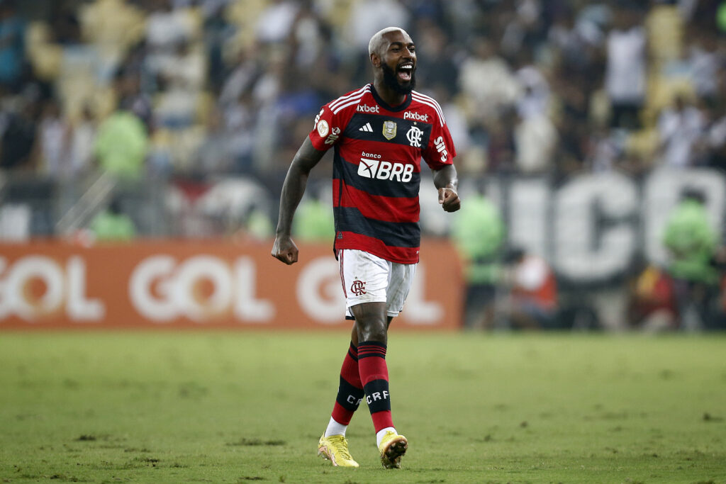 Gerson comemora gol em partida do Flamengo contra o Vasco