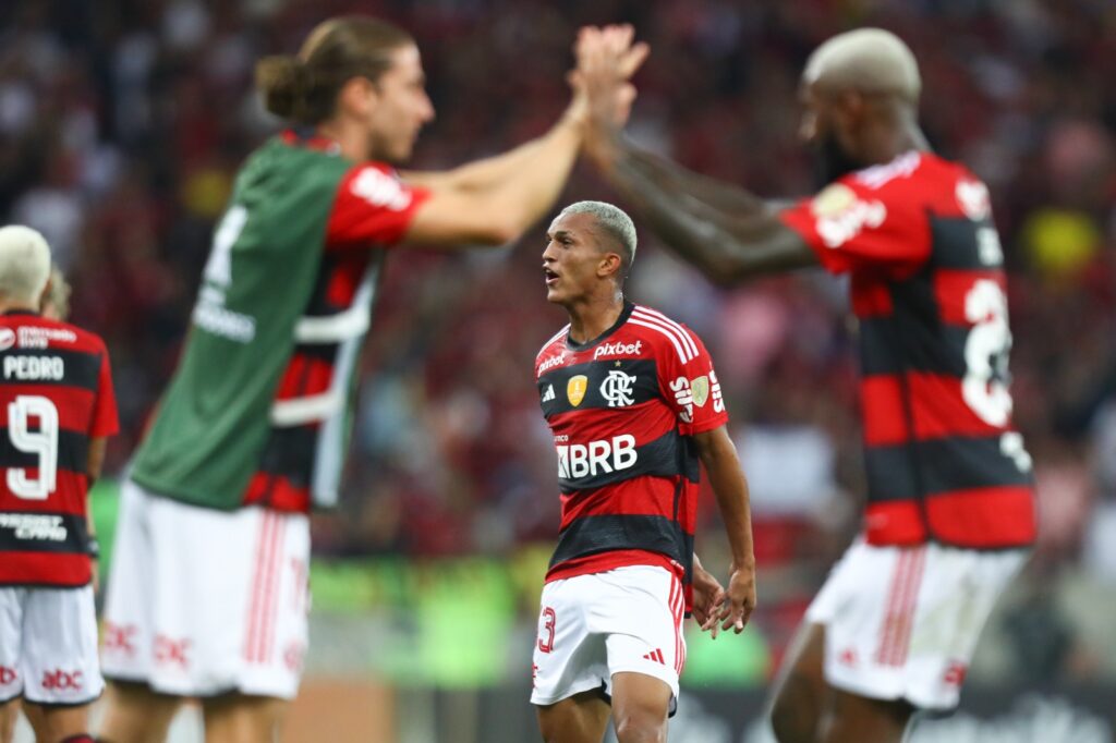 Wesley comemora gol pelo Flamengo