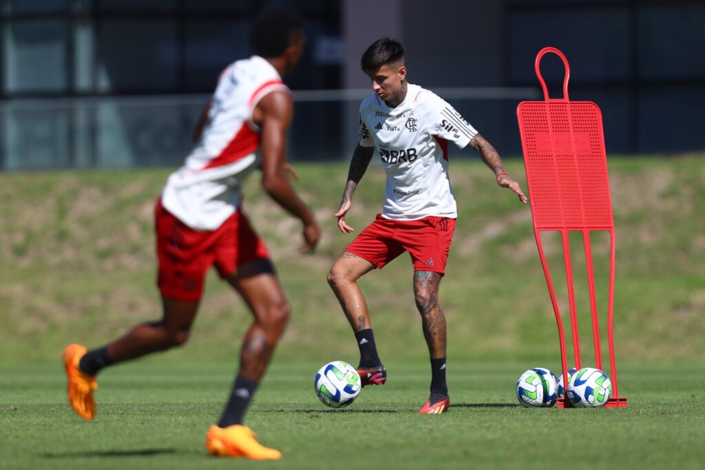 Após visita de Rodinei antes do confronto contra o Fluminense, jogadores do Flamengo recebem visita de outro campeão da Libertadores