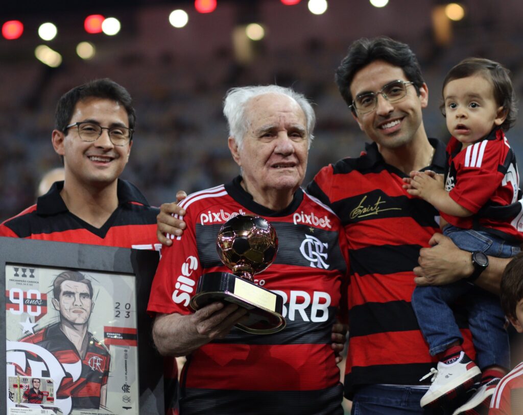 Evaristo de Macedo recebe homenagem do Flamengo