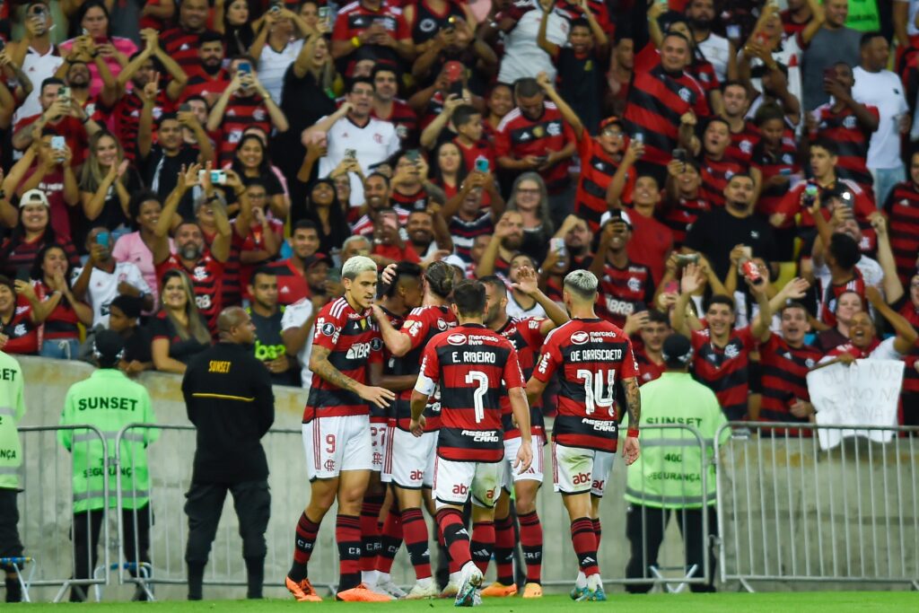 Time do Flamengo comemora gol contra o Aucas, na Libertadores