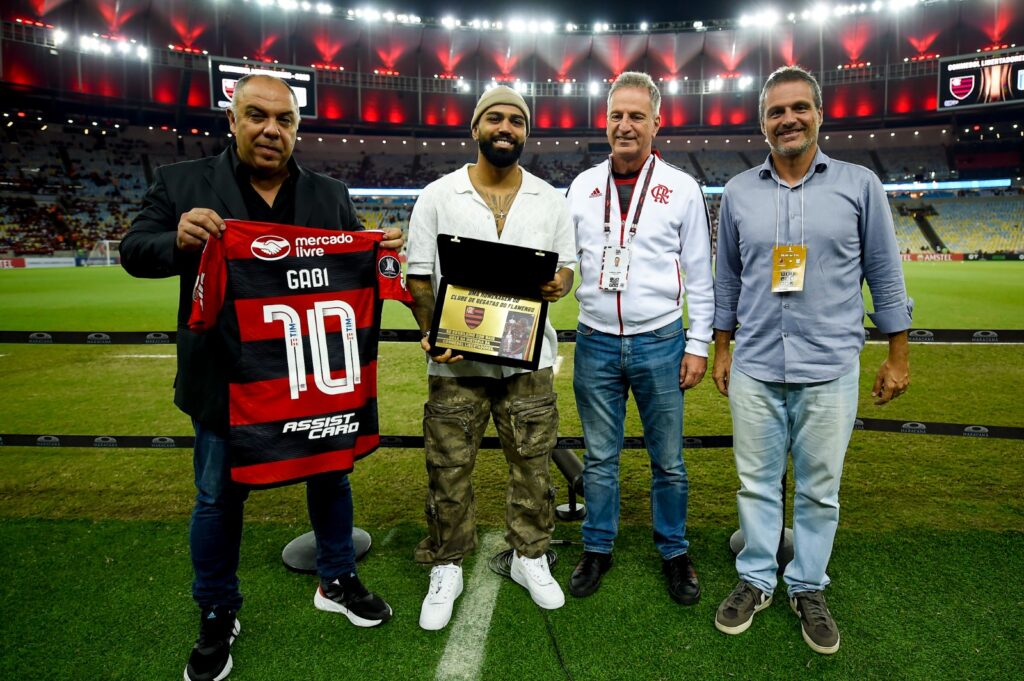 Gabigol recebe homenagem do Flamengo