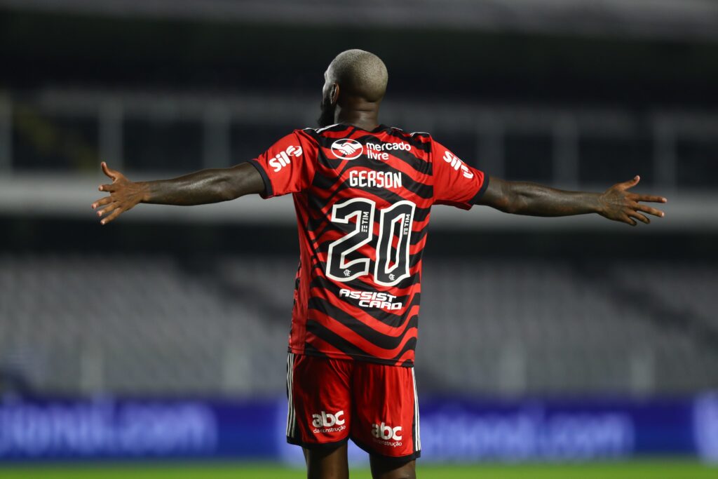Gerson comemora vitória do Flamengo contra o Santos na Vila Belmiro