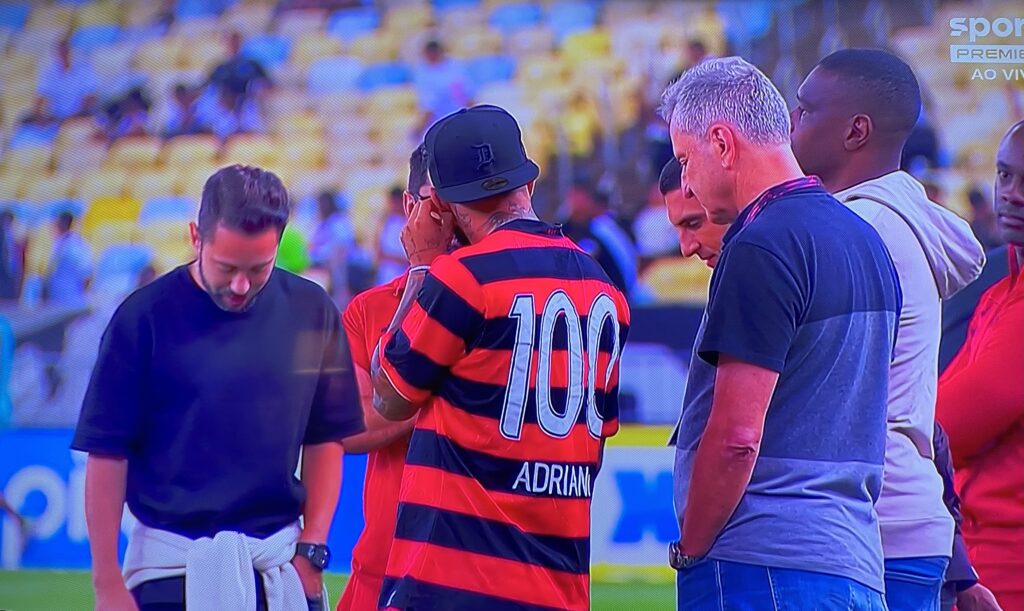 Apesar de não jogar contra o Vasco nesta segunda-feira (5), Gabigol foi ao Maracanã com Manto personalizado de Adriano Imperador