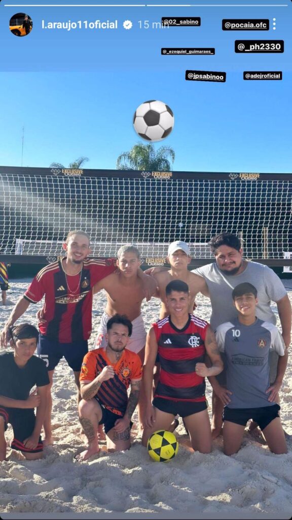 Luiz Araújo com camisa do Flamengo ao lado de amigos 