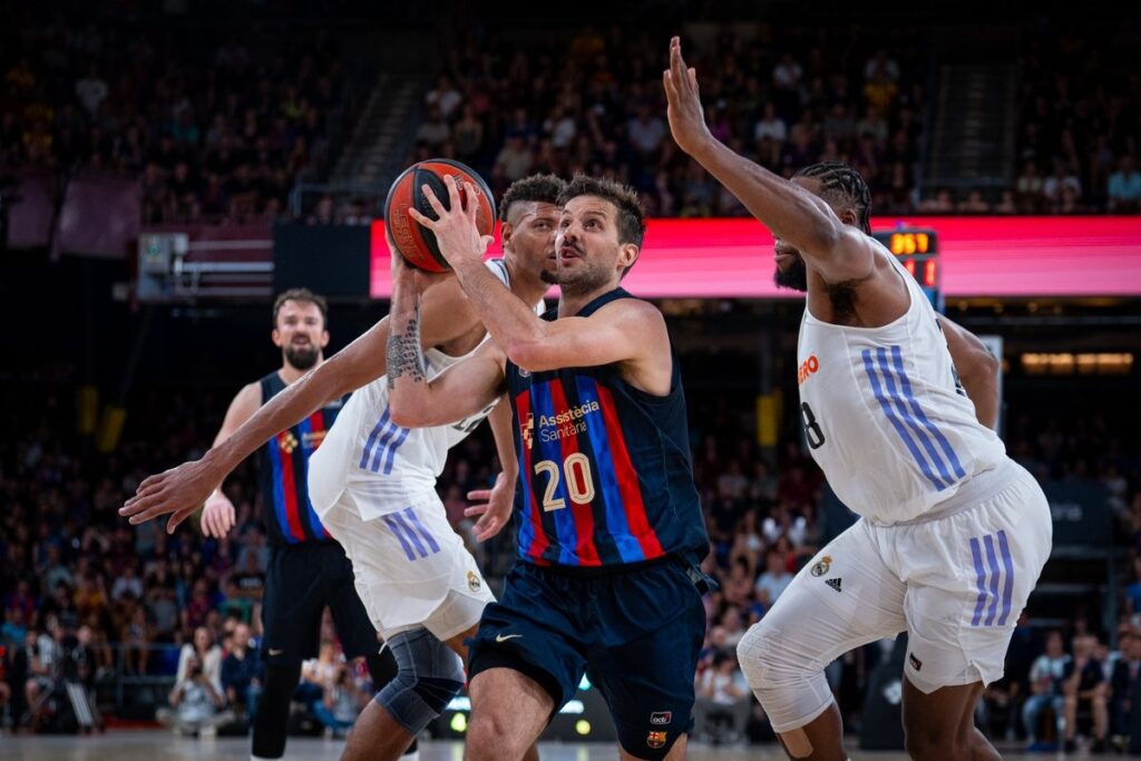 Nicolás Laprovittola em quadra em Barcelona x Real Madrid na Liga ACB