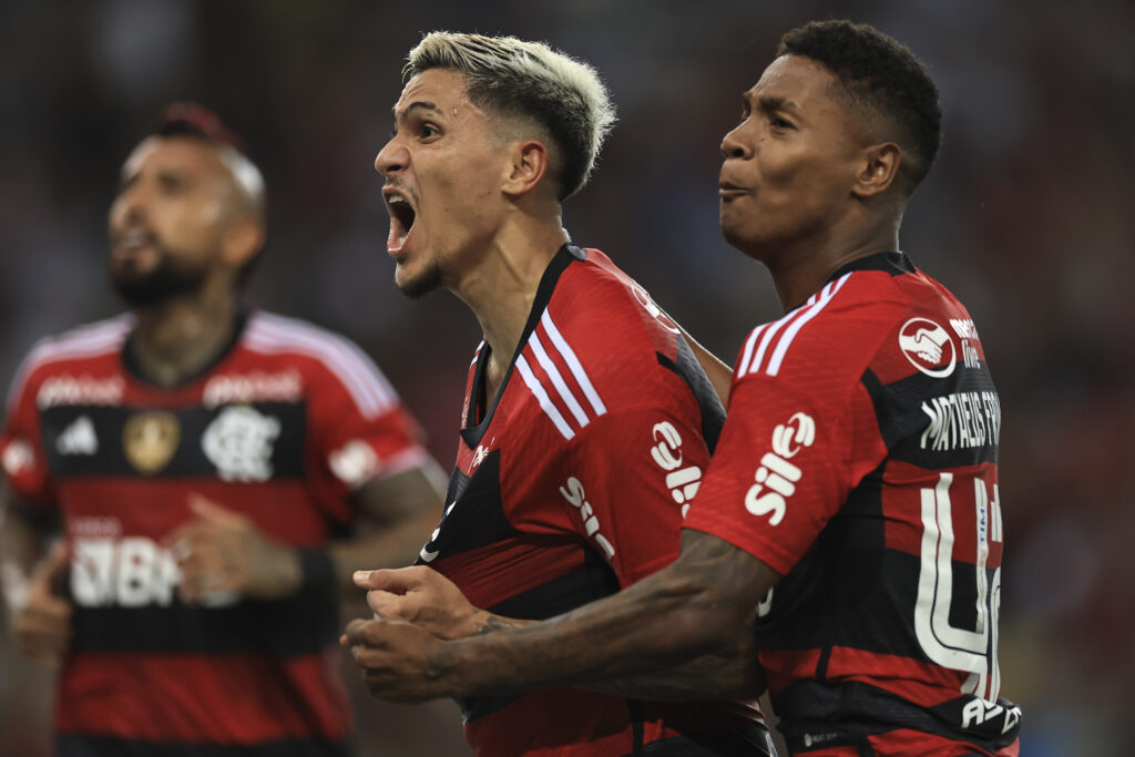 Matheus França e Pedro comemoram gol do Flamengo; dupla e goleiros Santos devem receber propostas na próxima janela