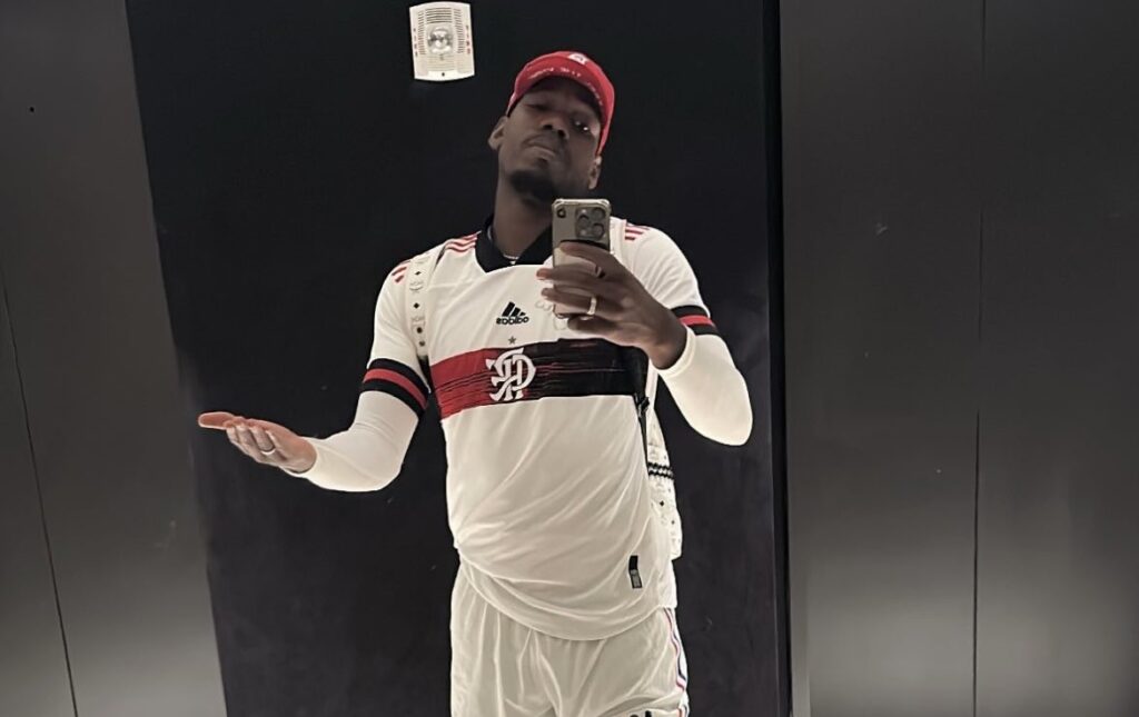 Pogba, volante da Juventus, posa com camisa do Flamengo