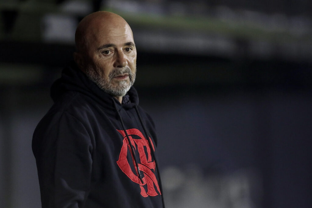Jorge Sampaoli em jogo do Flamengo, torcida criticou treinador por optar po Thiago Maia na vaga de Ayrton Lucas