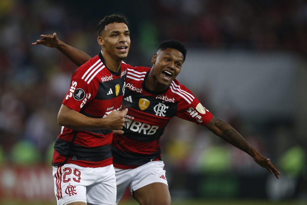 Victor Hugo comemora gol do Flamengo ao lado de Matheus França; analista acredita que Victor deve ser titular de Sampaoli e o time não precisa de contratações