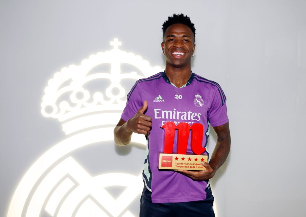 Vini Jr recebe prêmio de melhor jogador do Real Madrid na temporada