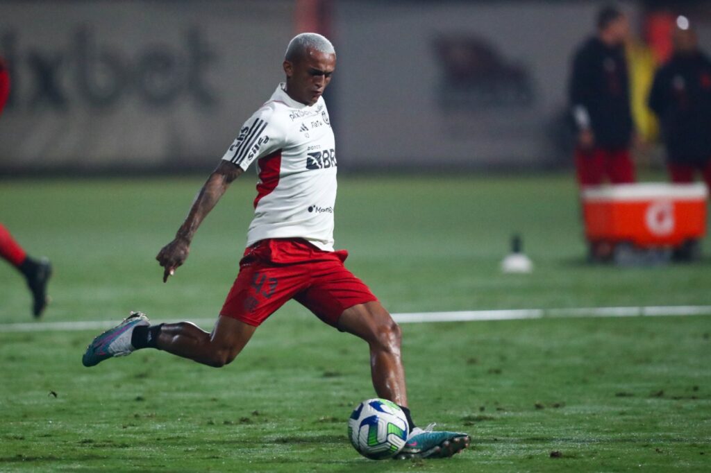 Wesley em treino do Flamengo no Ninho do Urubu