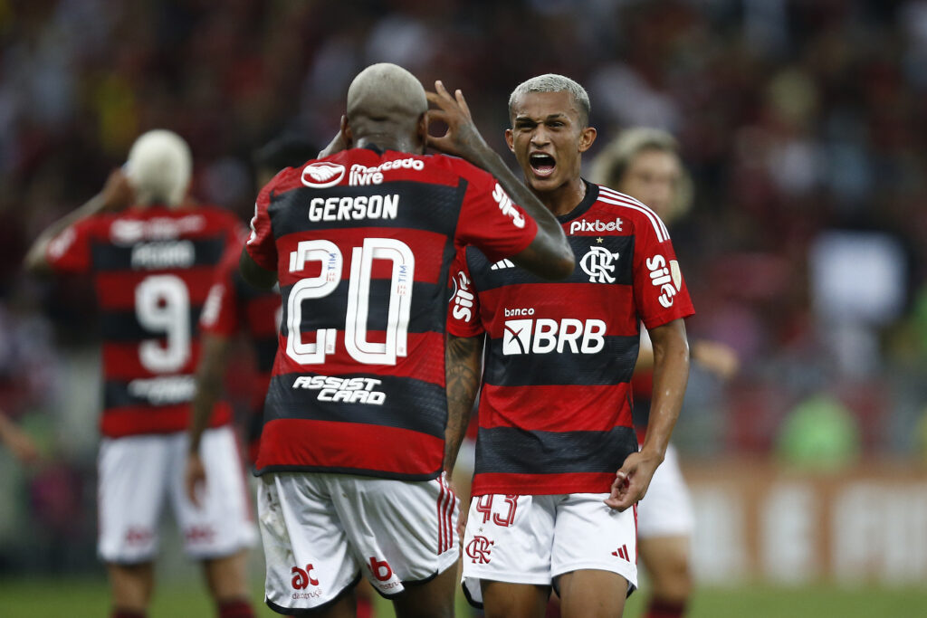 Wesley e Gerson comemoram gol do lateral em Flamengo; cluadinho, novos times na Libertadores, Fla x Flu e as últimas notícias