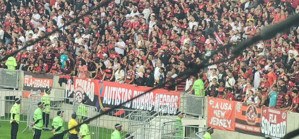 Autistas Rubro-Negros estreando no Maracanã em Flamengo x Racing