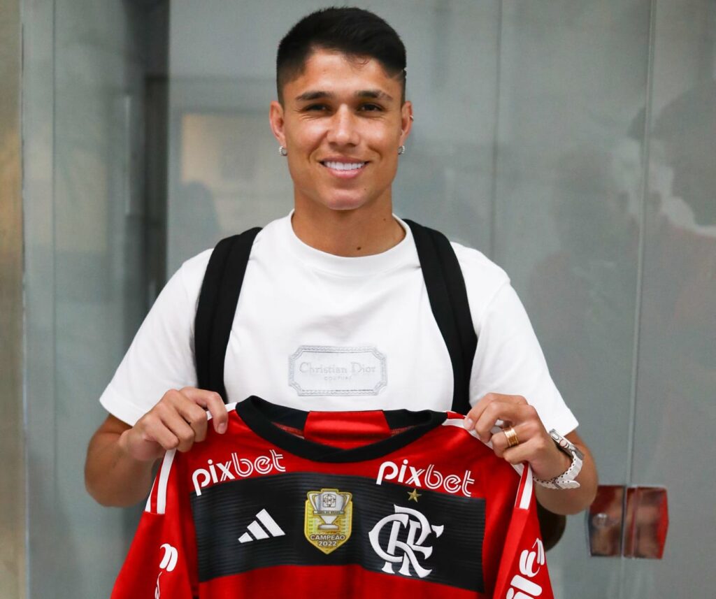 Luiz Araújo com a camisa do Flamengo