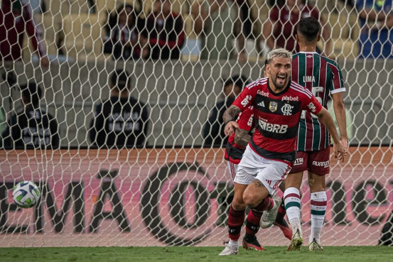 Arrascaeta comemora gol do Flamengo sobre o Fluminense
