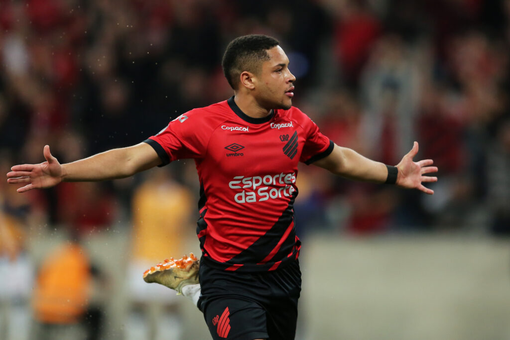 Vitor Roque comemora mais um gol com a camisa do Athletico-PR