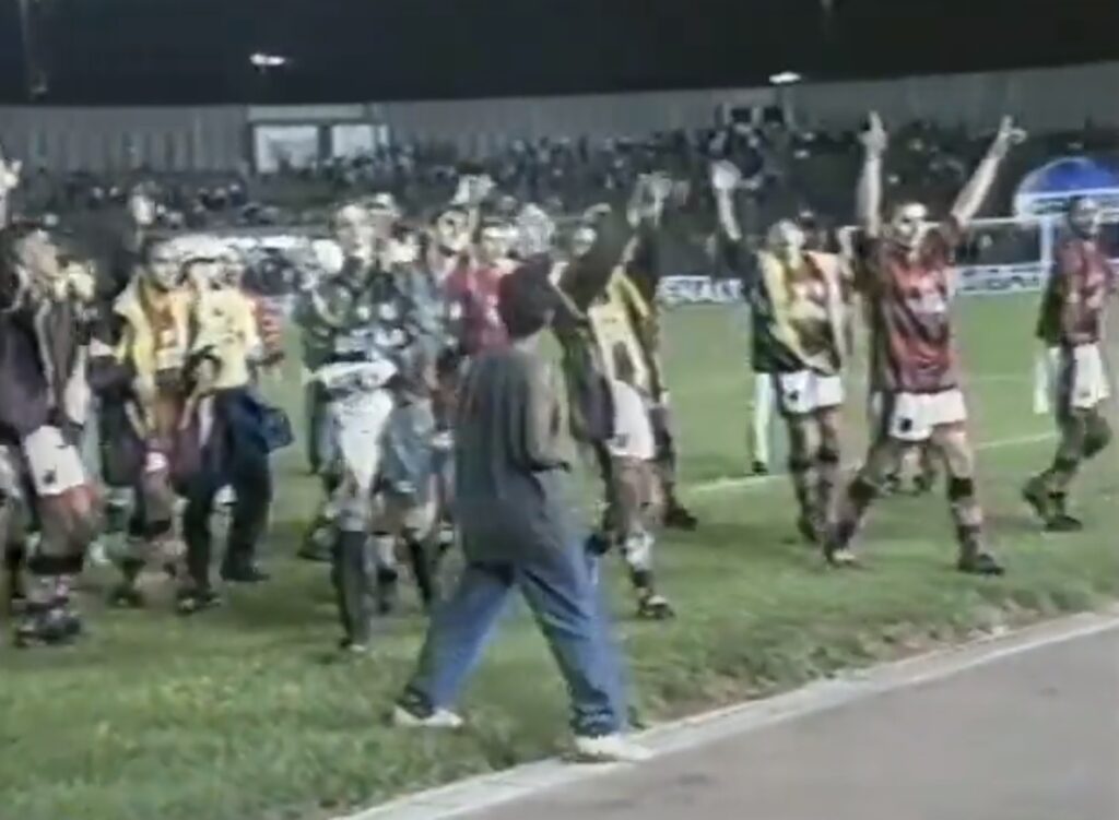 Jogadores do Flamengo comemoram à beira do gramado assim de soou o apito final do árbitro