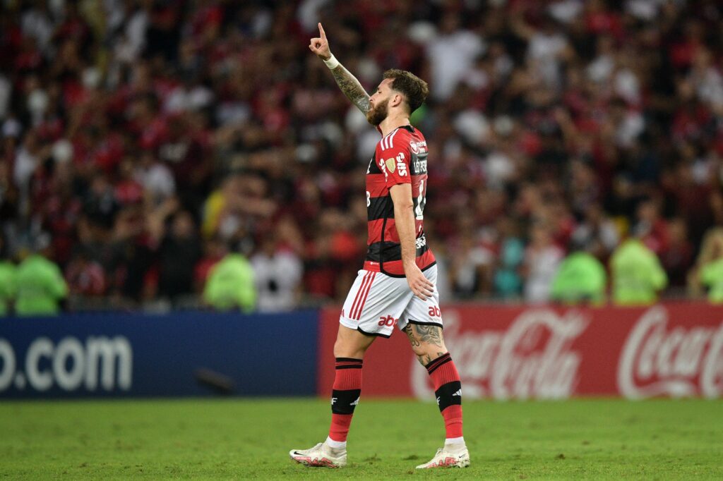 Léo Pereira, zagueiro do Flamengo, se destaca em ranking de acerto de passes na Libertadores. Lista é encabeçada por brasileiro