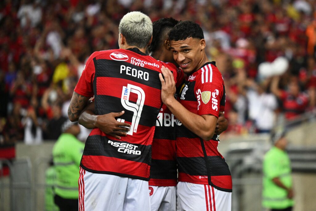 Time do Flamengo comemora gol contra o Aucas; Pedro tem semestre mais goleador do Flamengo desde Gabigol 2019