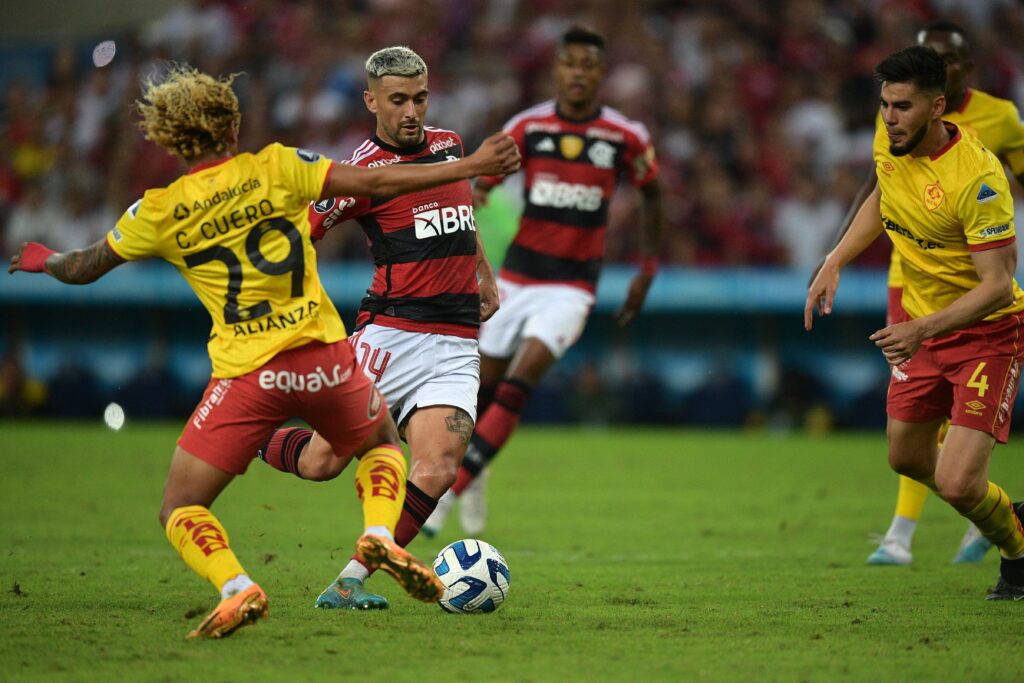 127 cada: Bruno Henrique e Arrascaeta têm mesma soma de gols e assistências