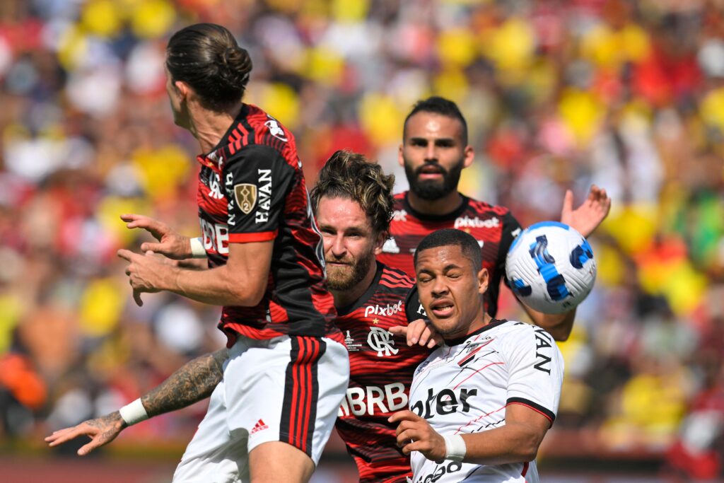 Vitor Roque contra o Flamengo na final da Libertadores