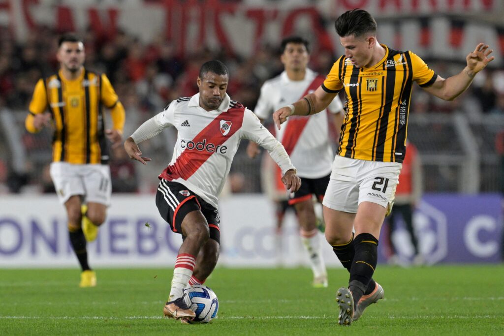 De La Cruz em campo pelo River Plate na Copa Libertadores