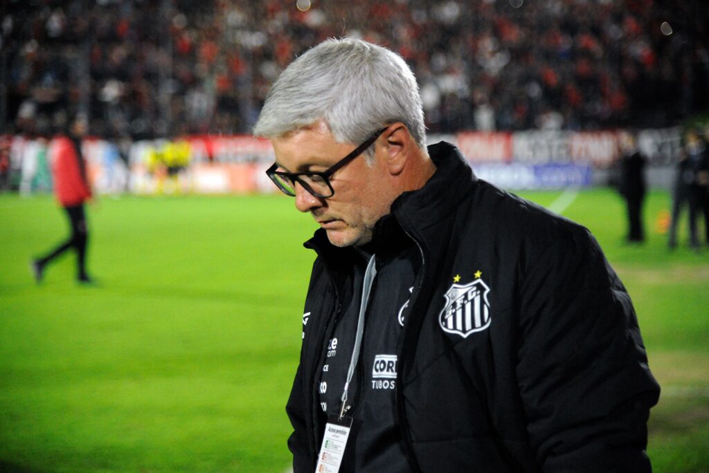 Odair Helmmann, técnico do Santos, pode ser demitido antes da partida contra o Flamengo