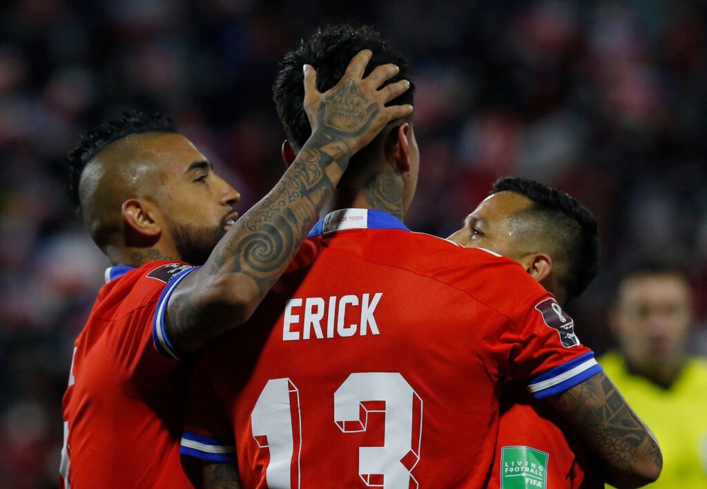 Pulgar comemora gol pela Seleção Chilena