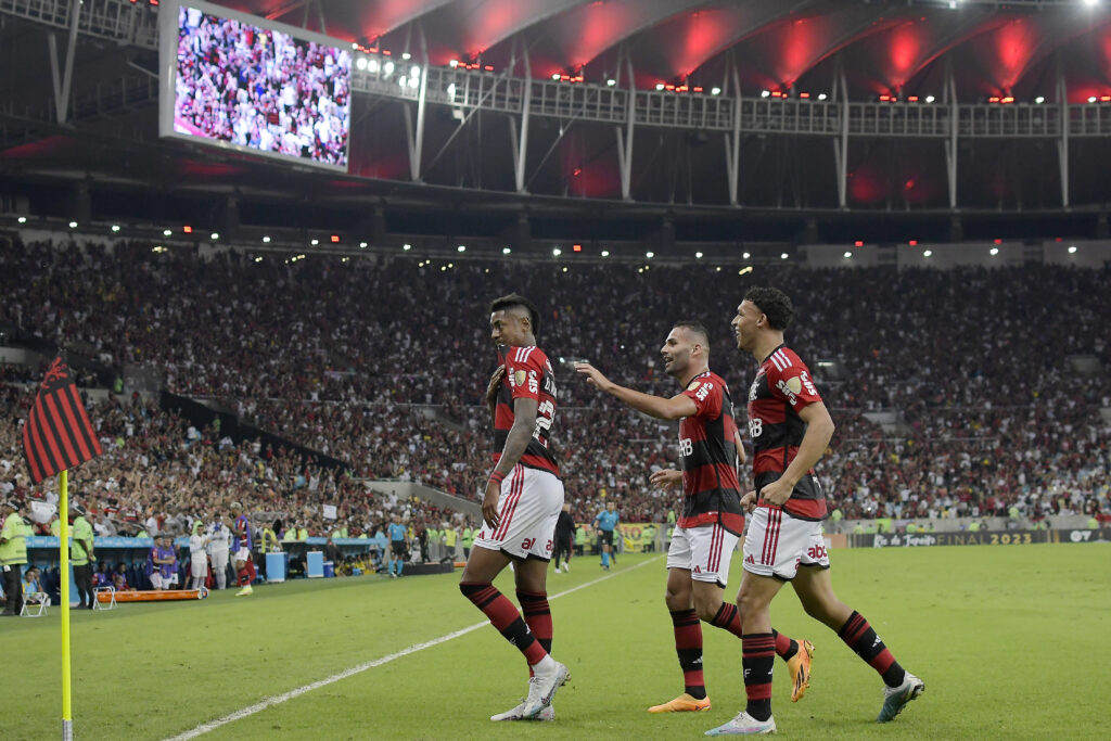 Flamengo comemora gol sobre o Aucas na Libertadores