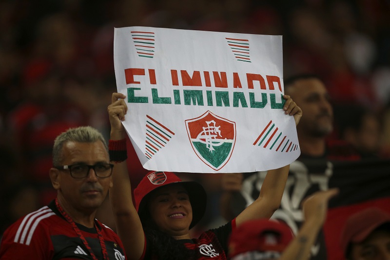 Torcedora do Flamengo comemora a eliminação do Fluminense da Copa do Brasil; confira as notas dos jogadores