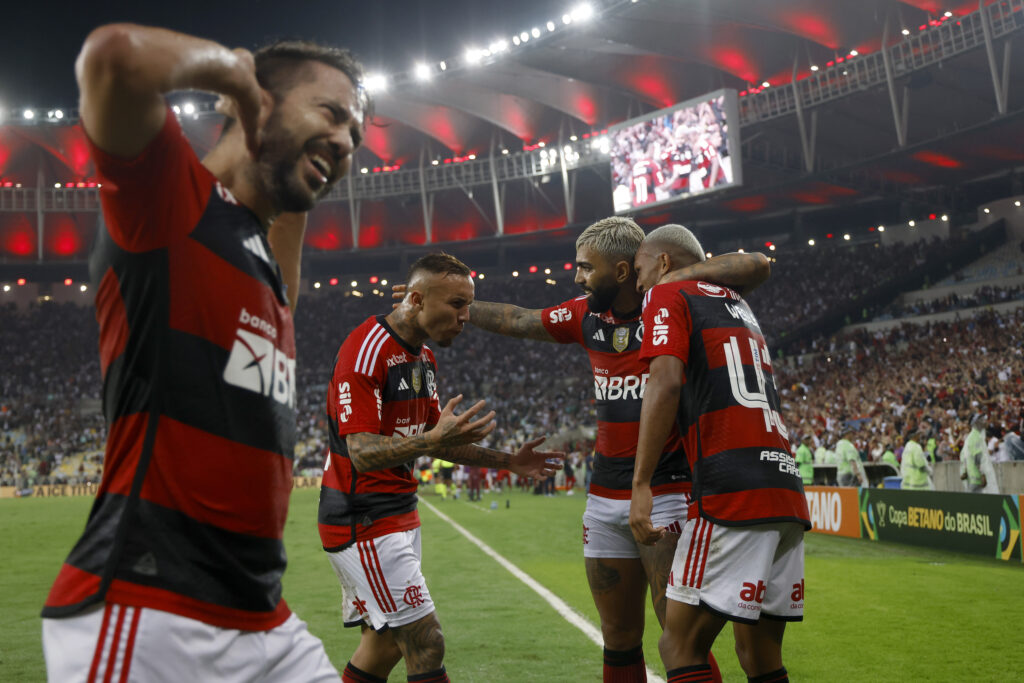 Flamengo comemora classificação sobre o Fluminense na Copa do Brasil