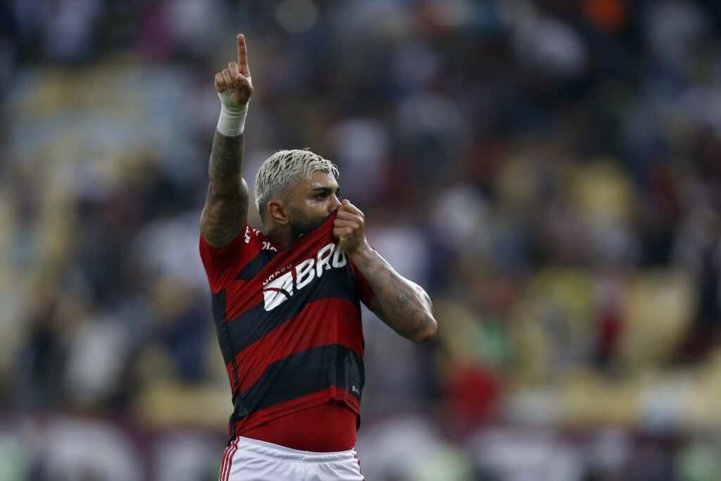 Gabigol beija o escudo do Flamengo em jogo contra o Fluminense pela Copa do Brasil 2023.