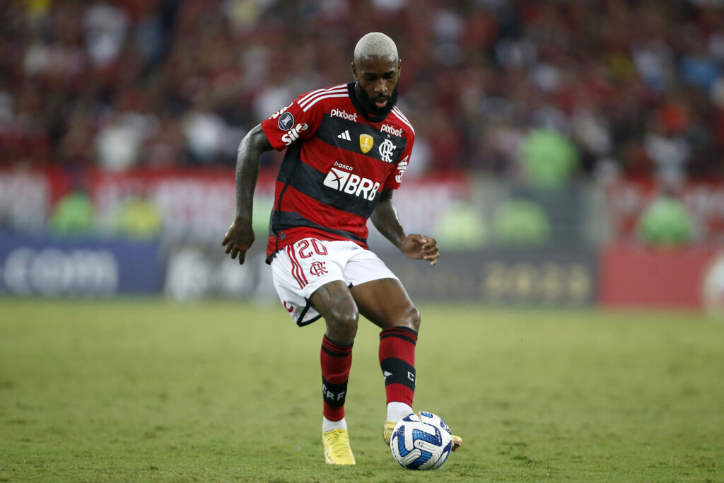 Gerson com a camisa do Flamengo; comentarista da Fla TV explica por que atleta joga mais avançado com Sampaoli