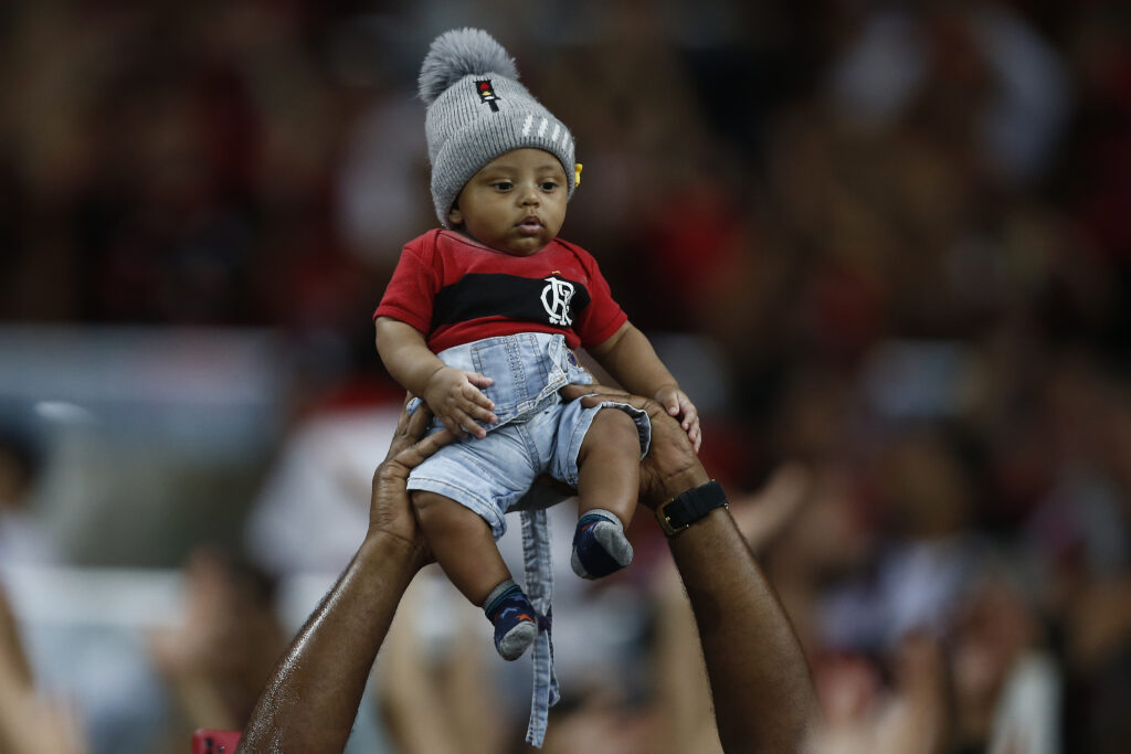 Alexandre de Arrascaeta, de apenas quatro meses, na torcida do Flamengo; Arrascaeta convidou bebê para entrar em campo no próximo jogo no Maracanã