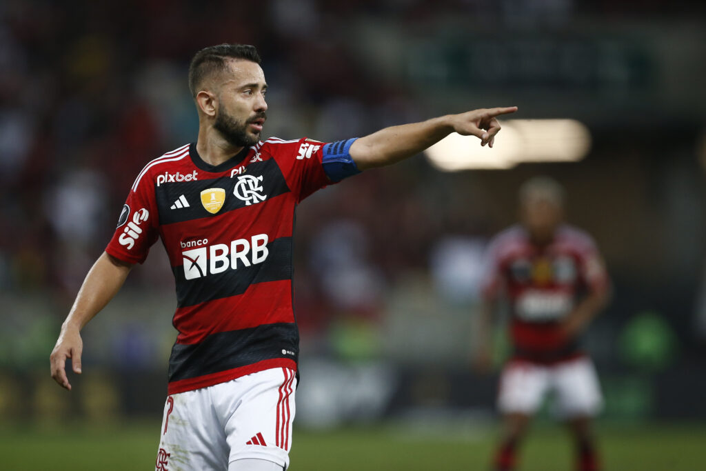 Everton Ribeiro, meio-campista do Flamengo, marcou o segundo gol na vitória contra o Santos