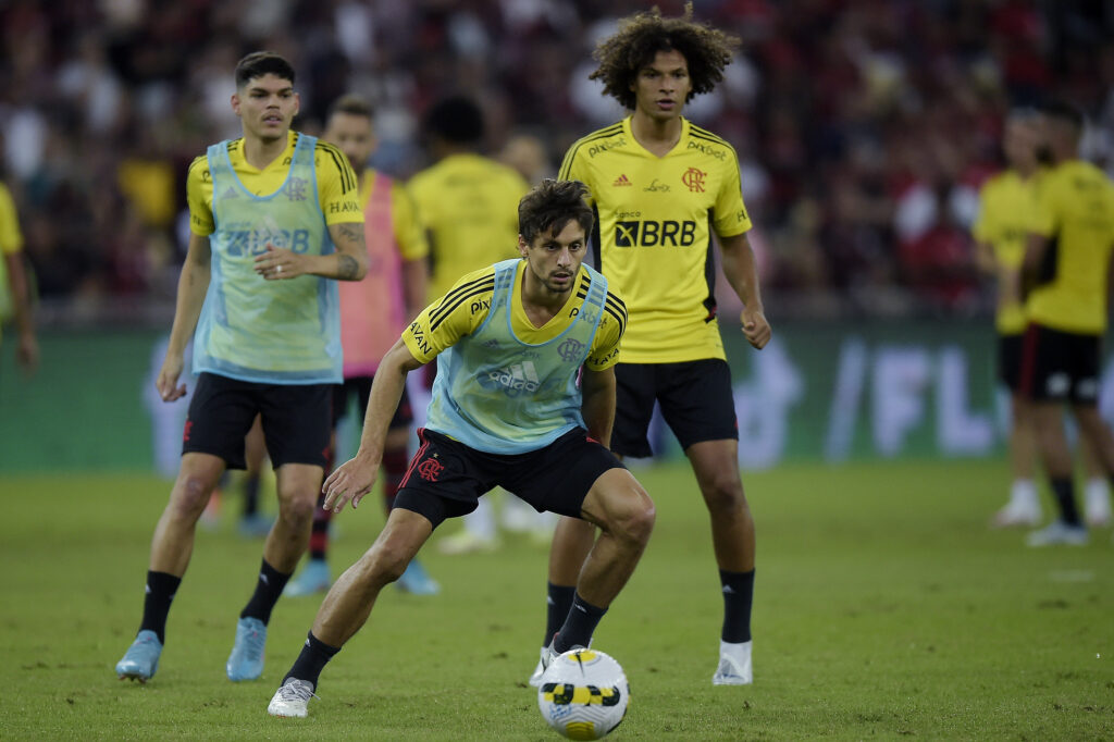 O zagueiro Rodrigo Caio, do Flamengo, mandou uma mensagem de apoio ao zagueiro Nino, que foi cortado da Seleção por conta de uma lesão