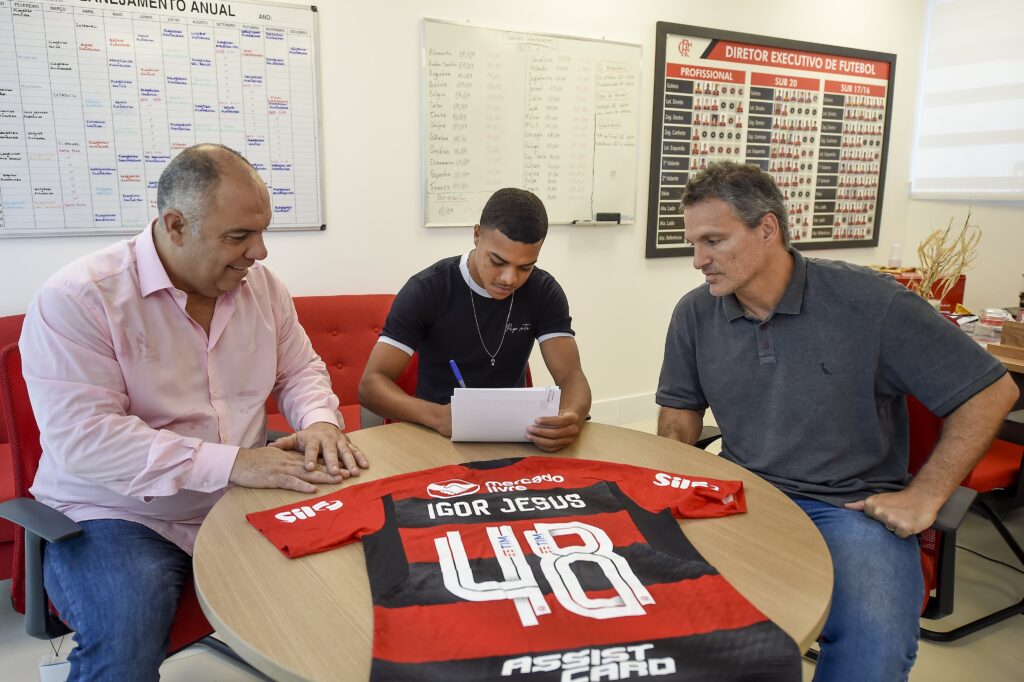 Flamengo anuncia renovação de contrato com Igor Jesus