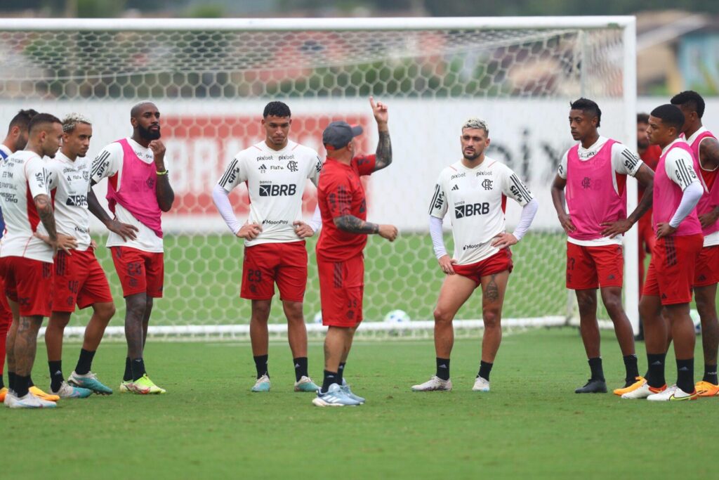 Jogadores do Flamengo durante treino no Ninho do Urubu; Bruno Henrique, Fabrício Bruno e Pedro trabalham para retornar contra o América-MG