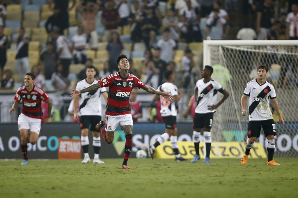 Erick Pulgar comemora gol pelo Flamengo contra o Vasco