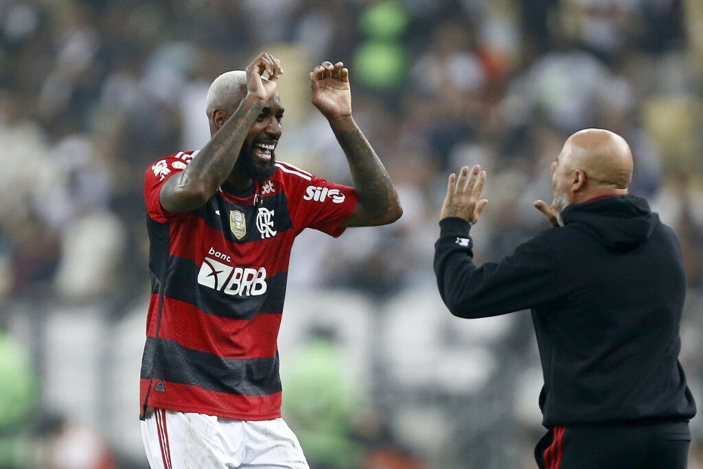 Gerson e Jorge Sampaoli em jogo do Flamengo
