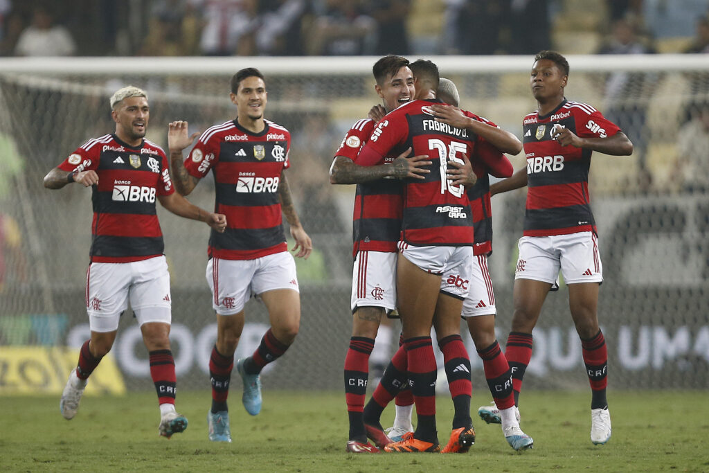 Pulgar celebra gol do Flamengo com colegas de time