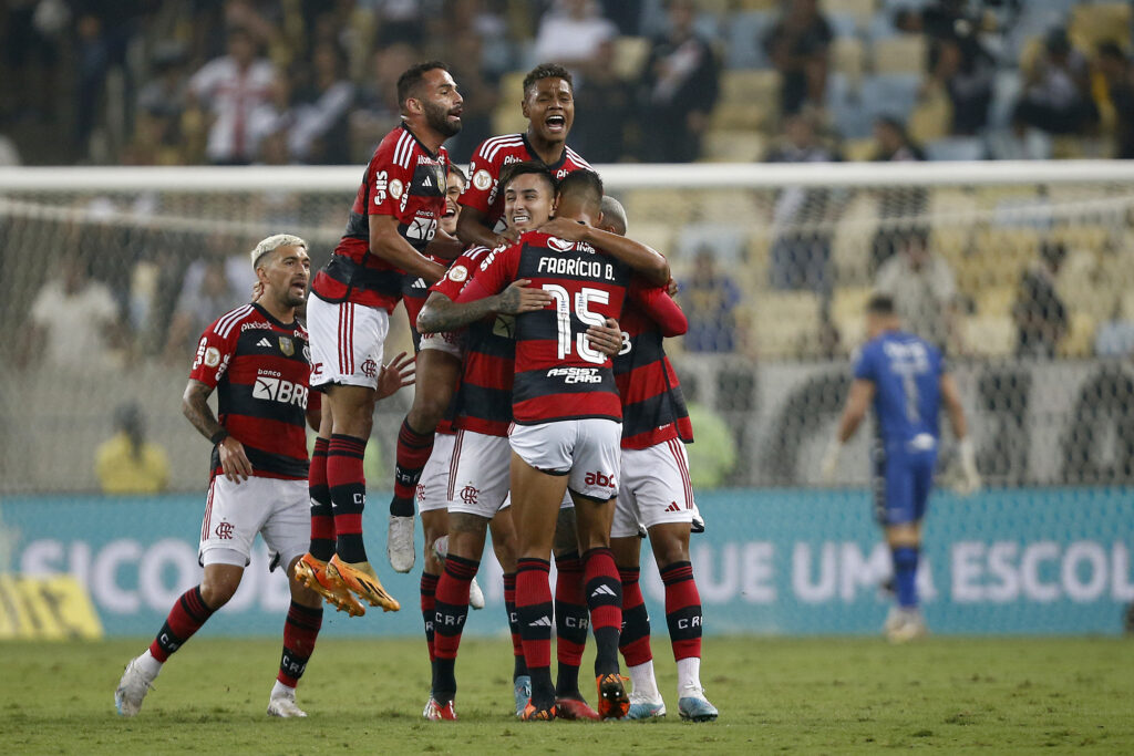 Time do Flamengo comemora gol; adversário na Copa do Brasil, Athletico deve anunciar Cuca como treinador