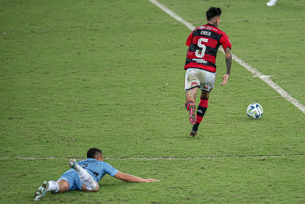 Ao falar sobre a vitória do Flamengo contra o Athletico-PR na Copa do Brasil, Calçade isenta Pulgar e joga culpa em gramado do Maracanã