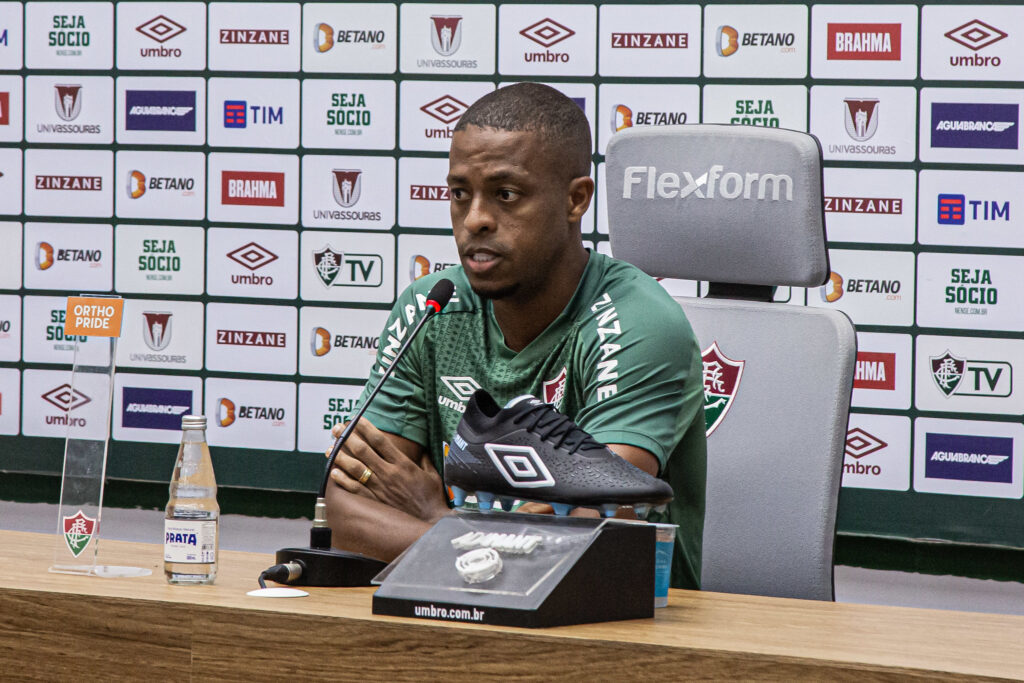 Keno, atacante do Fluminense, chorou por ficar de fora do jogo contra o Flamengo