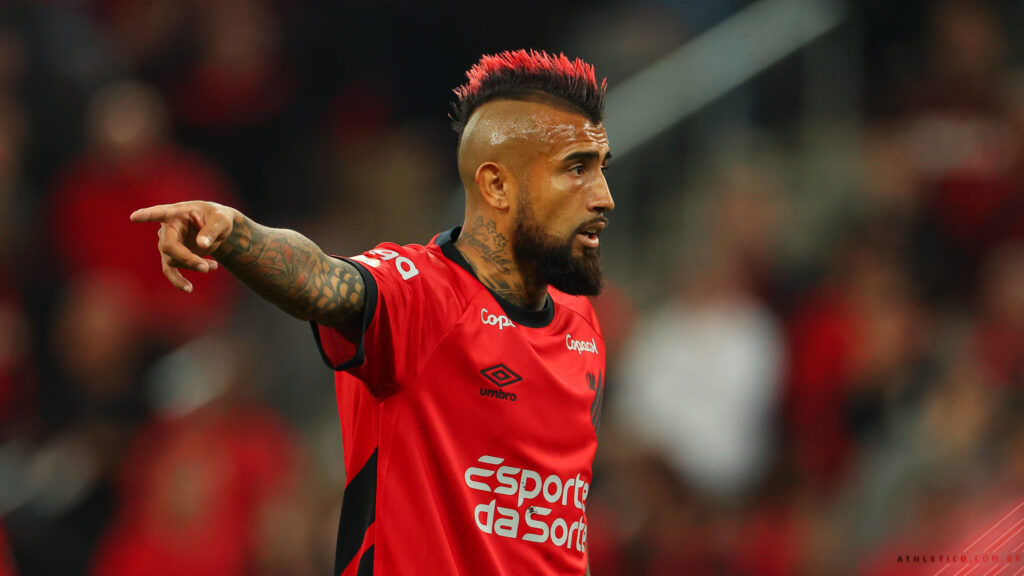 Arturo Vidal, ex-Flamengo, dispara contra Jorge Sampaoli