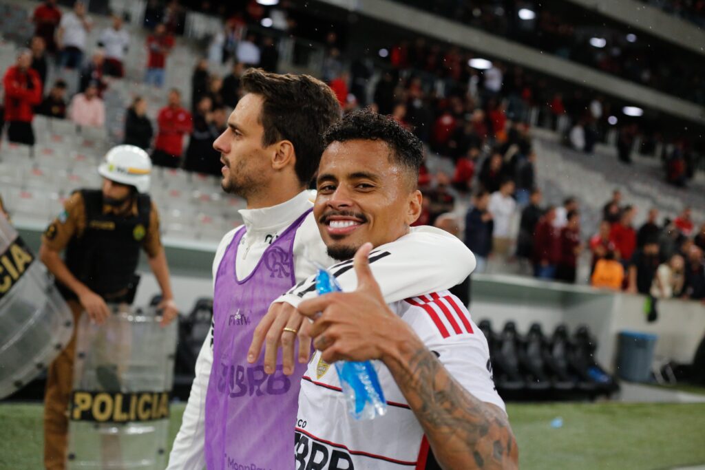 Allan comemora vitória do Flamengo na Arena da Baixada