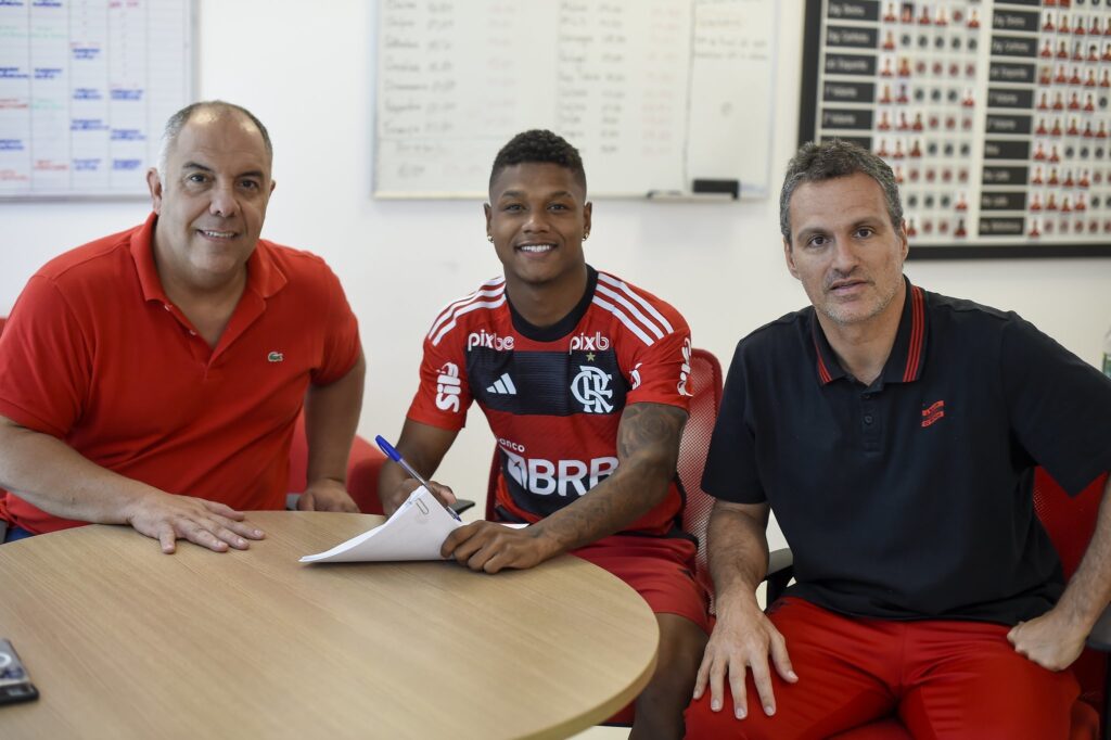 Matheus França, joia do Flamengo, está sendo negociado com o Chelsea